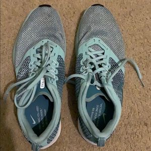 Nike ZOOM STRIKE size 10 mesh lightweight running